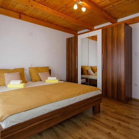 Apartment Aleksandra Малинска Екстериор снимка