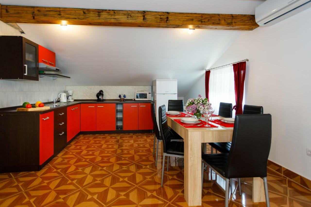Apartment Aleksandra Малинска Екстериор снимка